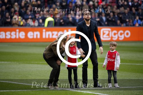 Amsterdam 7 februari 2016
Afscheid John Heitinga voor de wedstrijd AJAX-Feyenoord in de arena.
Zijn vrouw Charlotte Sophie en kinderen Jezebel en Lennox zijn ook aanwezig.