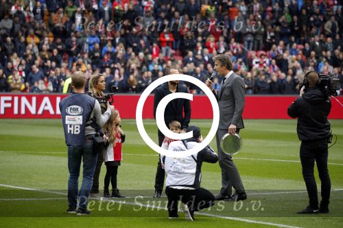 Amsterdam 7 februari 2016
Afscheid John Heitinga voor de wedstrijd AJAX-Feyenoord in de arena.
Zijn vrouw Charlotte Sophie en kinderen Jezebel en Lennox zijn ook aanwezig.
Edwin v d Sar