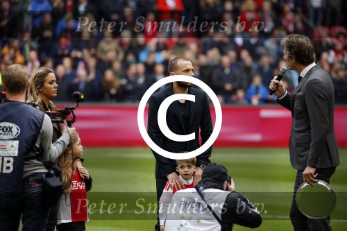 Amsterdam 7 februari 2016
Afscheid John Heitinga voor de wedstrijd AJAX-Feyenoord in de arena.
Zijn vrouw Charlotte Sophie en kinderen Jezebel en Lennox zijn ook aanwezig.