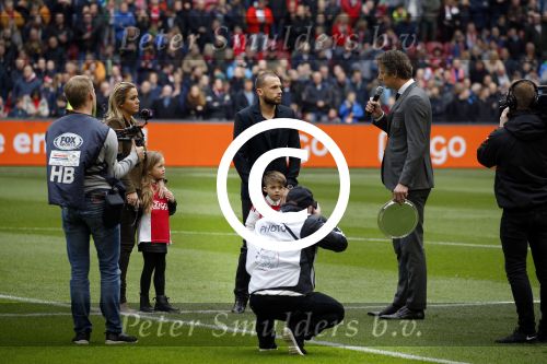 Amsterdam 7 februari 2016
Afscheid John Heitinga voor de wedstrijd AJAX-Feyenoord in de arena.
Zijn vrouw Charlotte Sophie en kinderen Jezebel en Lennox zijn ook aanwezig.
Edwin v d Sar