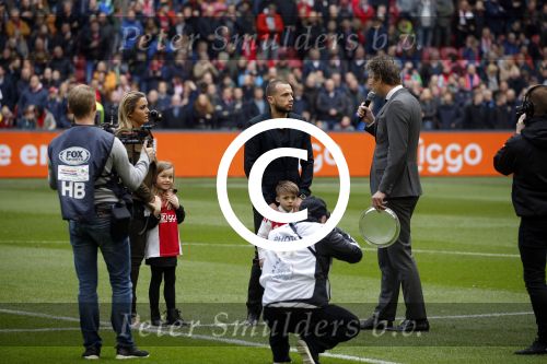 Amsterdam 7 februari 2016
Afscheid John Heitinga voor de wedstrijd AJAX-Feyenoord in de arena.
Zijn vrouw Charlotte Sophie en kinderen Jezebel en Lennox zijn ook aanwezig.
Edwin v d Sar