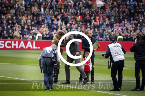 Amsterdam 7 februari 2016
Afscheid John Heitinga voor de wedstrijd AJAX-Feyenoord in de arena.
Zijn vrouw Charlotte Sophie en kinderen Jezebel en Lennox zijn ook aanwezig.