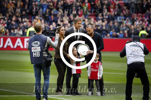 Amsterdam 7 februari 2016
Afscheid John Heitinga voor de wedstrijd AJAX-Feyenoord in de arena.
Zijn vrouw Charlotte Sophie en kinderen Jezebel en Lennox zijn ook aanwezig.
Edwin v d Sar
