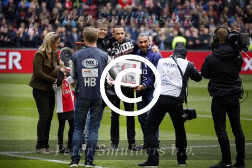 Amsterdam 7 februari 2016
Afscheid John Heitinga voor de wedstrijd AJAX-Feyenoord in de arena.
Zijn vrouw Charlotte Sophie en kinderen Jezebel en Lennox zijn ook aanwezig.