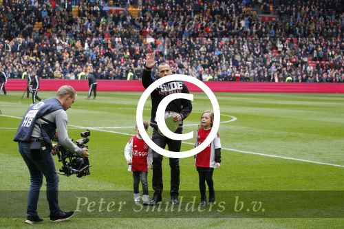 Amsterdam 7 februari 2016
Afscheid John Heitinga voor de wedstrijd AJAX-Feyenoord in de arena.
Zijn vrouw Charlotte Sophie en kinderen Jezebel en Lennox zijn ook aanwezig.