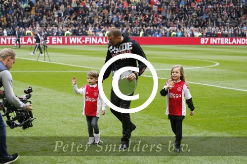 Amsterdam 7 februari 2016
Afscheid John Heitinga voor de wedstrijd AJAX-Feyenoord in de arena.
Zijn vrouw Charlotte Sophie en kinderen Jezebel en Lennox zijn ook aanwezig.