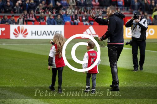 Amsterdam 7 februari 2016
Afscheid John Heitinga voor de wedstrijd AJAX-Feyenoord in de arena.
Zijn vrouw Charlotte Sophie en kinderen Jezebel en Lennox zijn ook aanwezig.