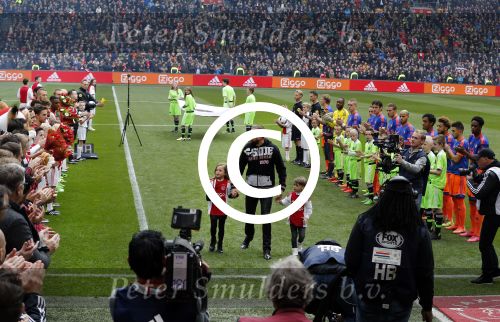 Amsterdam 7 februari 2016
Afscheid John Heitinga voor de wedstrijd AJAX-Feyenoord in de arena.
Zijn vrouw Charlotte Sophie en kinderen Jezebel en Lennox zijn ook aanwezig.