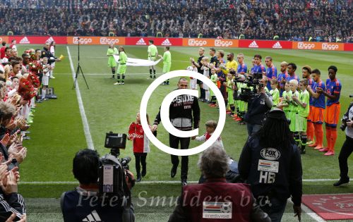 Amsterdam 7 februari 2016
Afscheid John Heitinga voor de wedstrijd AJAX-Feyenoord in de arena.
Zijn vrouw Charlotte Sophie en kinderen Jezebel en Lennox zijn ook aanwezig.