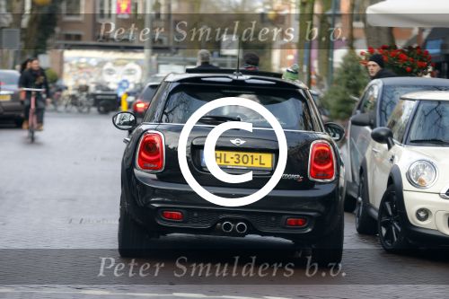 Amsterdam 23 januari 2016 
Joop Braakhekke koopt bloemen op de cornelis schuytstraat in zijn nieuwe mini cooper.