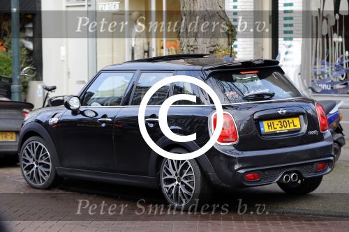 Amsterdam 23 januari 2016 
Joop Braakhekke koopt bloemen op de cornelis schuytstraat in zijn nieuwe mini cooper.
