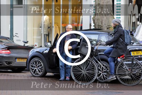 Amsterdam 23 januari 2016 
Joop Braakhekke koopt bloemen op de cornelis schuytstraat in zijn nieuwe mini cooper.