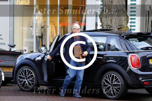 Amsterdam 23 januari 2016 
Joop Braakhekke koopt bloemen op de cornelis schuytstraat in zijn nieuwe mini cooper.