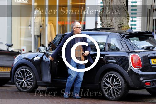 Amsterdam 23 januari 2016 
Joop Braakhekke koopt bloemen op de cornelis schuytstraat in zijn nieuwe mini cooper.