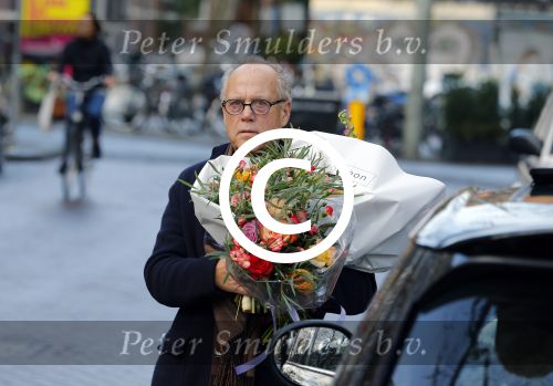 Amsterdam 23 januari 2016 
Joop Braakhekke koopt bloemen op de cornelis schuytstraat in zijn nieuwe mini cooper.