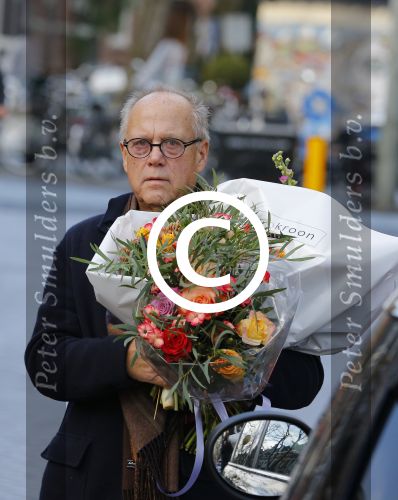 Amsterdam 23 januari 2016 
Joop Braakhekke koopt bloemen op de cornelis schuytstraat in zijn nieuwe mini cooper.