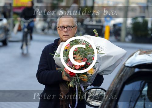 Amsterdam 23 januari 2016 
Joop Braakhekke koopt bloemen op de cornelis schuytstraat in zijn nieuwe mini cooper.