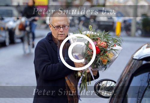 Amsterdam 23 januari 2016 
Joop Braakhekke koopt bloemen op de cornelis schuytstraat in zijn nieuwe mini cooper.