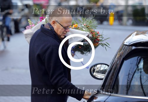 Amsterdam 23 januari 2016 
Joop Braakhekke koopt bloemen op de cornelis schuytstraat in zijn nieuwe mini cooper.