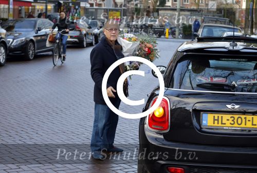 Amsterdam 23 januari 2016 
Joop Braakhekke koopt bloemen op de cornelis schuytstraat in zijn nieuwe mini cooper.