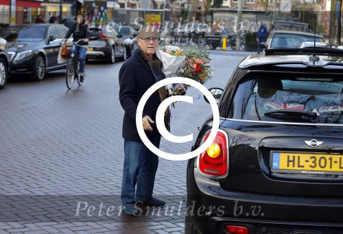 Amsterdam 23 januari 2016 
Joop Braakhekke koopt bloemen op de cornelis schuytstraat in zijn nieuwe mini cooper.