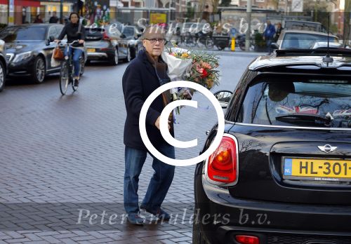 Amsterdam 23 januari 2016 
Joop Braakhekke koopt bloemen op de cornelis schuytstraat in zijn nieuwe mini cooper.