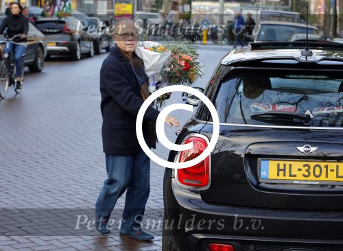 Amsterdam 23 januari 2016 
Joop Braakhekke koopt bloemen op de cornelis schuytstraat in zijn nieuwe mini cooper.