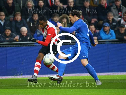 Eindhoven, 24 Januari 2016
PSV-FC Twente, eindstand 4-2  Kompetitie Seizoen 2015/2016
Joshua Brenet in duel met Robbert Schilder