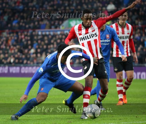 Eindhoven, 24 Januari 2016
Kompetitiewedstrijd PSV-FC Twente, eindstand 4-2
Eindhoven, 24 Januari 2016
Kompetitiewedstrijd PSV-FC Twente, eindstand 4-2
Joshua Brenet in duel met Tapia