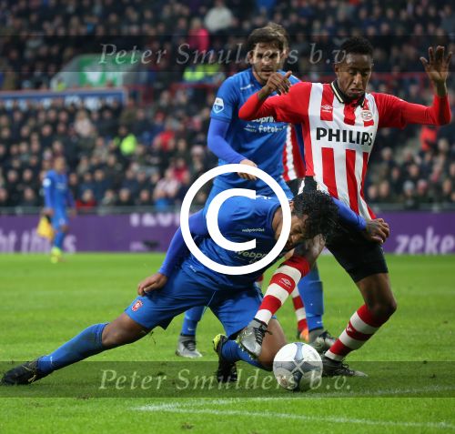 Eindhoven, 24 Januari 2016
Kompetitiewedstrijd PSV-FC Twente, eindstand 4-2
Eindhoven, 24 Januari 2016
Kompetitiewedstrijd PSV-FC Twente, eindstand 4-2
Joshua Brenet in duel met Tapia