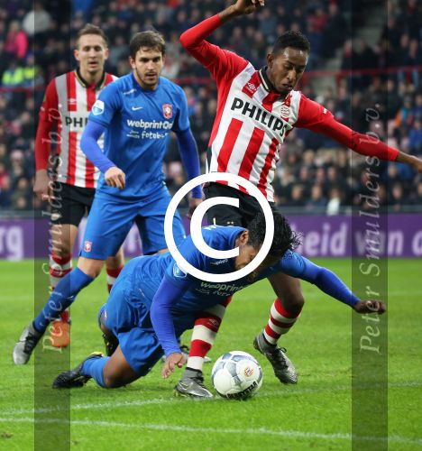 Eindhoven, 24 Januari 2016
Kompetitiewedstrijd PSV-FC Twente, eindstand 4-2
Eindhoven, 24 Januari 2016
Kompetitiewedstrijd PSV-FC Twente, eindstand 4-2
Joshua Brenet in duel met Tapia