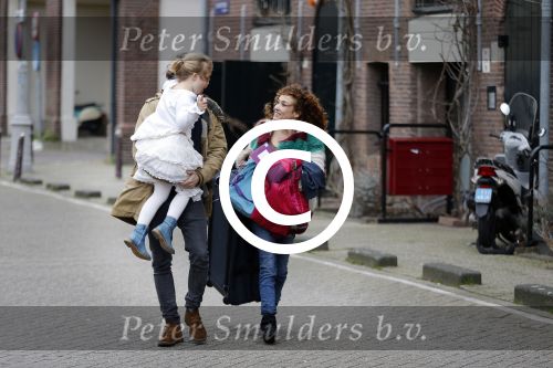 Amsterdam 6 februari 2016
Katja Schuurman en haar vriend Freek v Noortwijk hallen samen Sammie op bij haar vader Thijs Romer. Thijs woont net in een ander appartement.