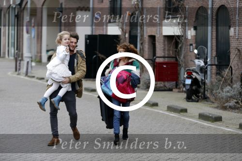 Amsterdam 6 februari 2016
Katja Schuurman en haar vriend Freek v Noortwijk hallen samen Sammie op bij haar vader Thijs Romer. Thijs woont net in een ander appartement.