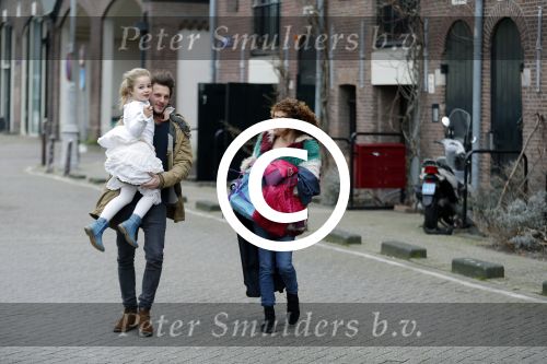 Amsterdam 6 februari 2016
Katja Schuurman en haar vriend Freek v Noortwijk hallen samen Sammie op bij haar vader Thijs Romer. Thijs woont net in een ander appartement.