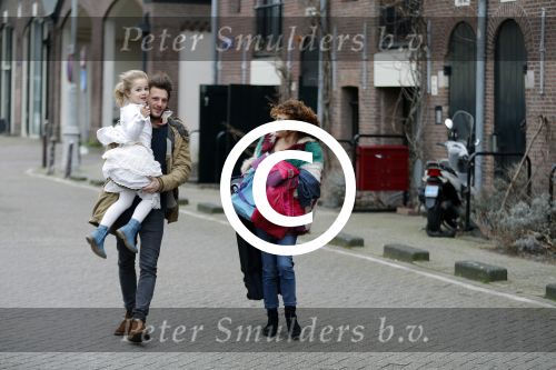 Amsterdam 6 februari 2016
Katja Schuurman en haar vriend Freek v Noortwijk hallen samen Sammie op bij haar vader Thijs Romer. Thijs woont net in een ander appartement.