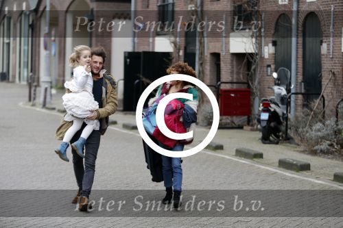 Amsterdam 6 februari 2016
Katja Schuurman en haar vriend Freek v Noortwijk hallen samen Sammie op bij haar vader Thijs Romer. Thijs woont net in een ander appartement.