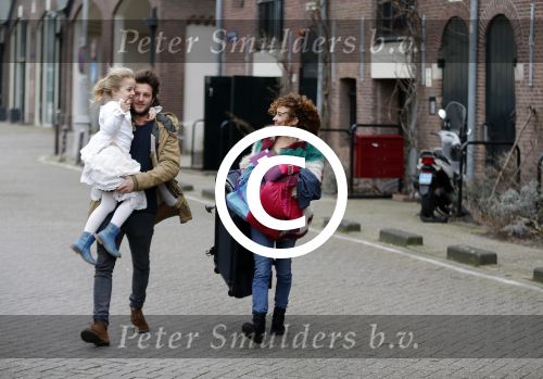 Amsterdam 6 februari 2016
Katja Schuurman en haar vriend Freek v Noortwijk hallen samen Sammie op bij haar vader Thijs Romer. Thijs woont net in een ander appartement.