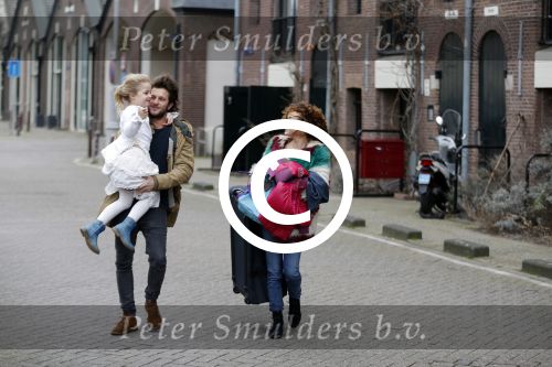 Amsterdam 6 februari 2016
Katja Schuurman en haar vriend Freek v Noortwijk hallen samen Sammie op bij haar vader Thijs Romer. Thijs woont net in een ander appartement.