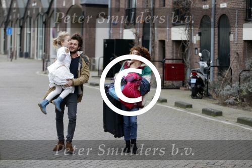 Amsterdam 6 februari 2016
Katja Schuurman en haar vriend Freek v Noortwijk hallen samen Sammie op bij haar vader Thijs Romer. Thijs woont net in een ander appartement.
