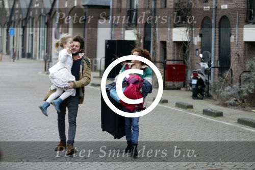 Amsterdam 6 februari 2016
Katja Schuurman en haar vriend Freek v Noortwijk hallen samen Sammie op bij haar vader Thijs Romer. Thijs woont net in een ander appartement.