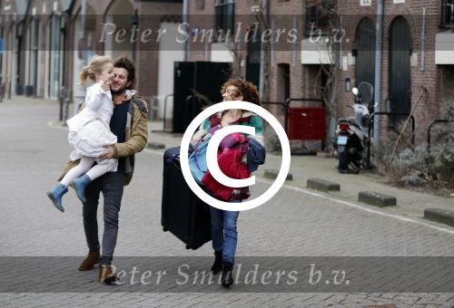 Amsterdam 6 februari 2016
Katja Schuurman en haar vriend Freek v Noortwijk hallen samen Sammie op bij haar vader Thijs Romer. Thijs woont net in een ander appartement.
