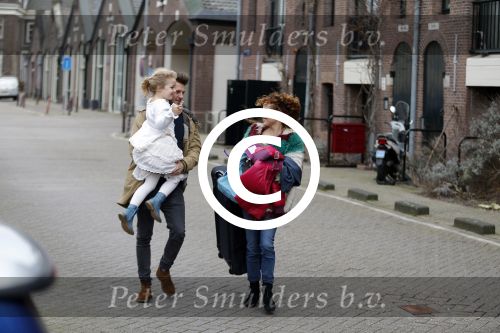 Amsterdam 6 februari 2016
Katja Schuurman en haar vriend Freek v Noortwijk hallen samen Sammie op bij haar vader Thijs Romer. Thijs woont net in een ander appartement.