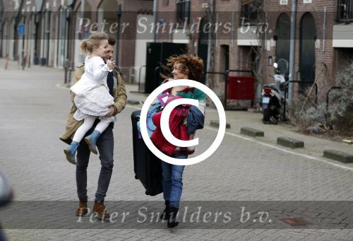 Amsterdam 6 februari 2016
Katja Schuurman en haar vriend Freek v Noortwijk hallen samen Sammie op bij haar vader Thijs Romer. Thijs woont net in een ander appartement.