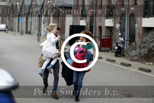 Amsterdam 6 februari 2016
Katja Schuurman en haar vriend Freek v Noortwijk hallen samen Sammie op bij haar vader Thijs Romer. Thijs woont net in een ander appartement.