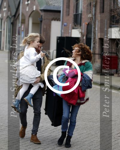 Amsterdam 6 februari 2016
Katja Schuurman en haar vriend Freek v Noortwijk hallen samen Sammie op bij haar vader Thijs Romer. Thijs woont net in een ander appartement.