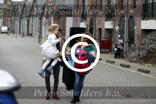 Amsterdam 6 februari 2016
Katja Schuurman en haar vriend Freek v Noortwijk hallen samen Sammie op bij haar vader Thijs Romer. Thijs woont net in een ander appartement.