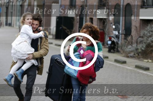 Amsterdam 6 februari 2016
Katja Schuurman en haar vriend Freek v Noortwijk hallen samen Sammie op bij haar vader Thijs Romer. Thijs woont net in een ander appartement.