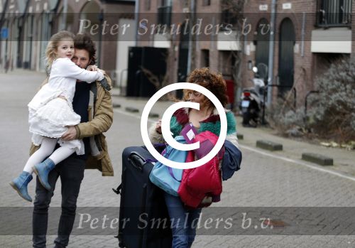 Amsterdam 6 februari 2016
Katja Schuurman en haar vriend Freek v Noortwijk hallen samen Sammie op bij haar vader Thijs Romer. Thijs woont net in een ander appartement.