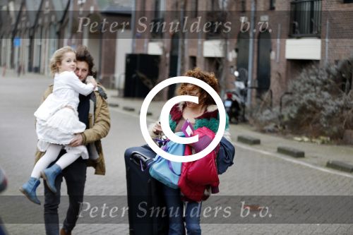 Amsterdam 6 februari 2016
Katja Schuurman en haar vriend Freek v Noortwijk hallen samen Sammie op bij haar vader Thijs Romer. Thijs woont net in een ander appartement.
