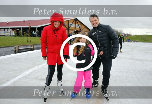 Biddinghuizen 31 januari 2016
Training voor de hollandse 100 op de schaatsbaan van Biddinghuizen. Aanwezig oa Prins Bernhard jr met kinderen Prinses Marilene Prins Maurits en Prinses Anna Prins Pieter Christiaan Prinses Emma Prinses Margriet Leontien Zijlaard v Moorsel met man Michael Zijlaard en dochter Indy Rosanna Kluivert met Patrick Nino Demy Shane en Justin Kluivert.